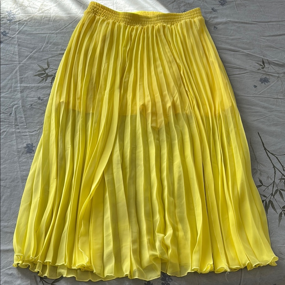 Elegant Yellow Pleated Skirt
